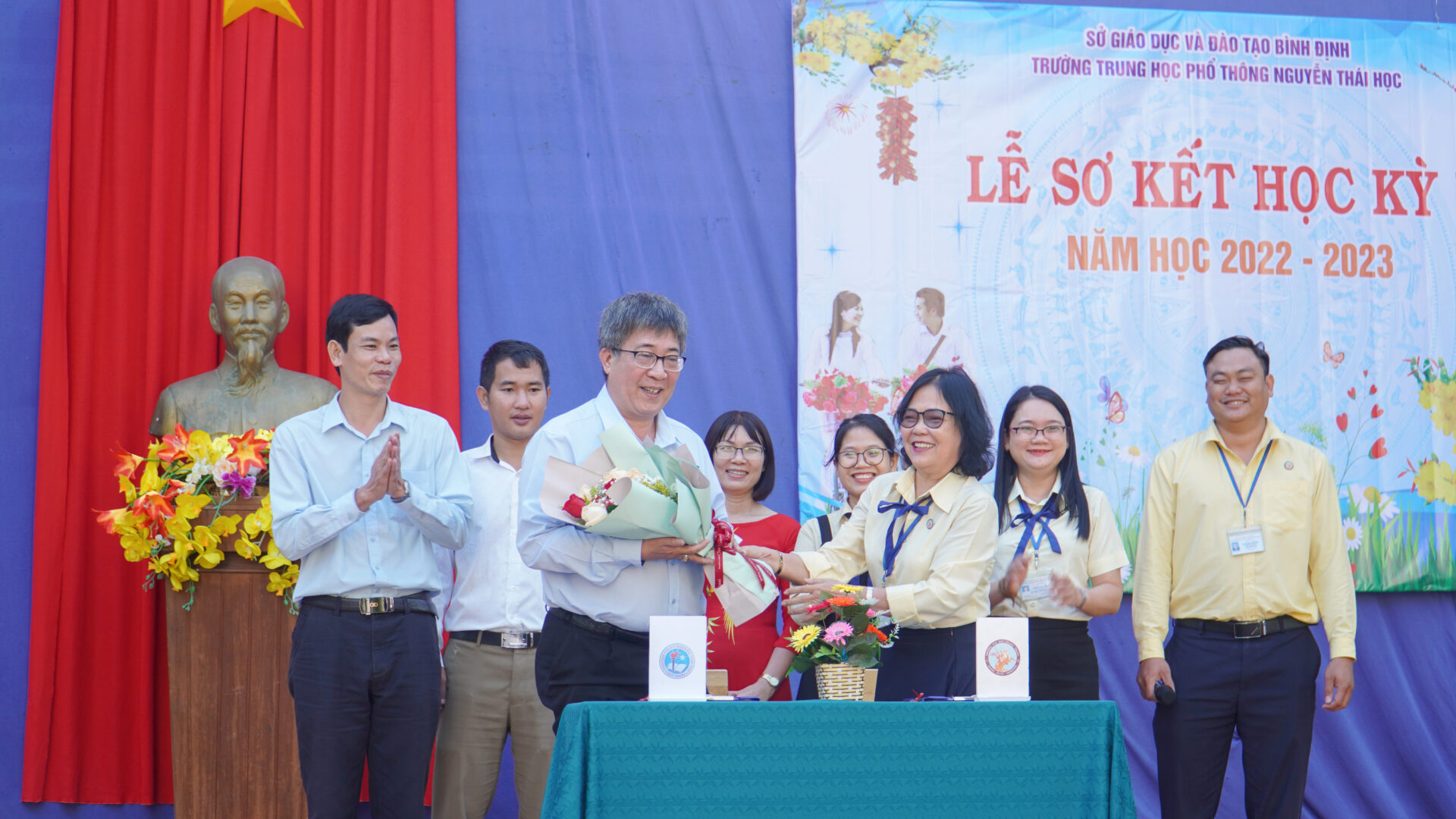 Game đánh bài Liêng
 kết nghĩa với Trường THPT Nguyễn Thái Học (Quy Nhơn)